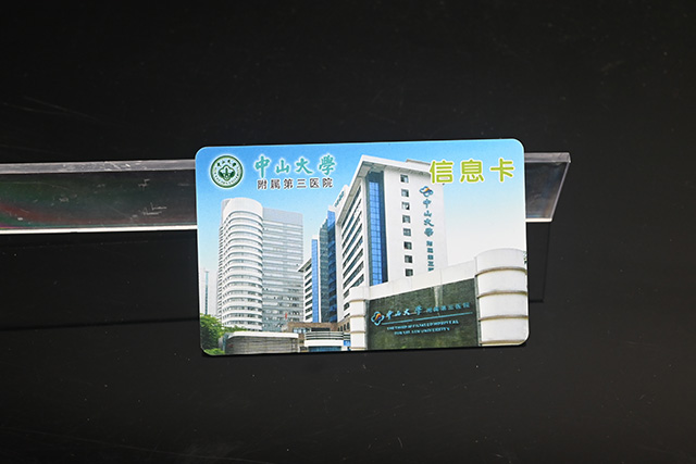 滴胶卡是怎么生产出来的？？？？？？？