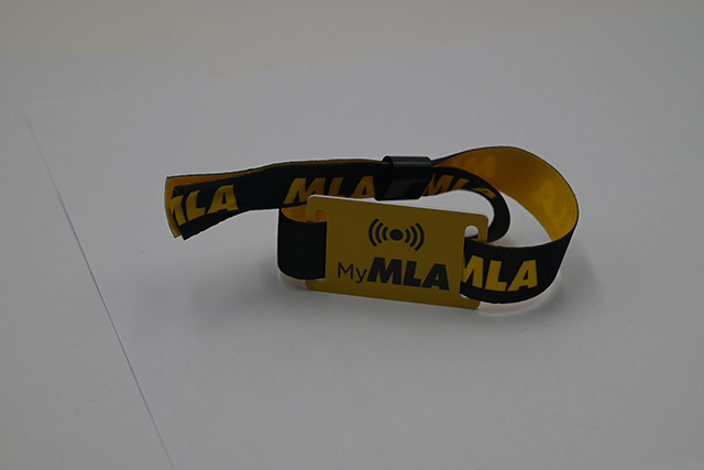 校园卡是用什么质料制作的？？？？