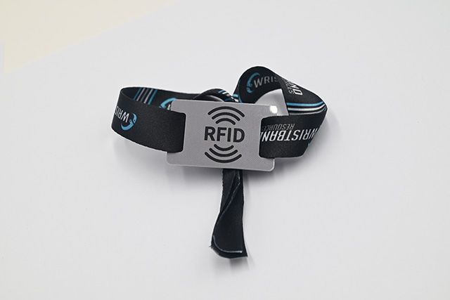 校园卡不但有统一的结构，，，，，尚有个性化的定制