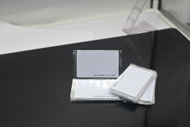 IC卡，，，，ID卡，，，，M1卡，，，，射频卡的区别是什么？？？？