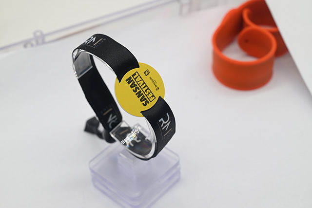 这样的带按键显示屏可视银行卡您是否见过呢？？？