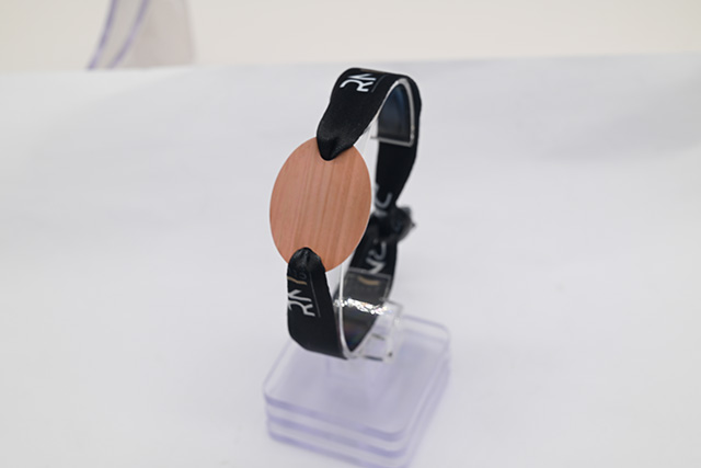 智能卡主体上还设有指纹传感器，，，，，，牢靠在手持部位