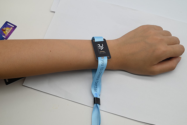 制作人像识别卡的基卡可以是一样平常PVC卡，，，也可以是磁卡