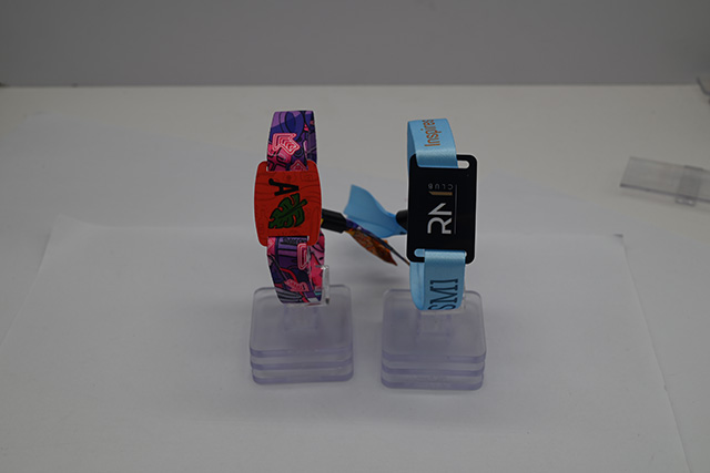 会员卡的种类是有许多种的，，，，，，可以凭证它们的材质、形状、用途以及芯片类型来举行分类