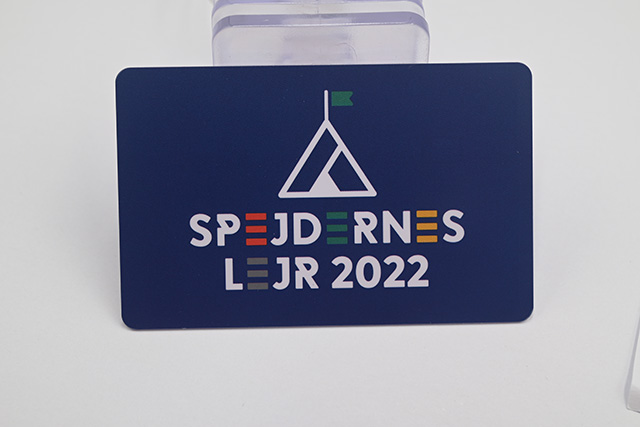 制作钥匙扣卡时的过uv工艺是什么呢？？？？有了之后，，，，，有什么效果呢？？？？